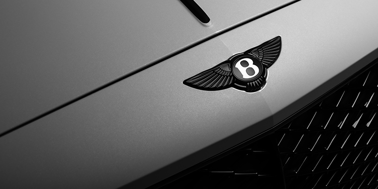 Emil Frey Exclusive Cars GmbH | Bentley München Bentley Flying Spur Black Edition sedan bonnet with black Bentley Wings emblem